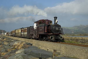 A classic FR scene. ME hauls the mixed train across the Cob.